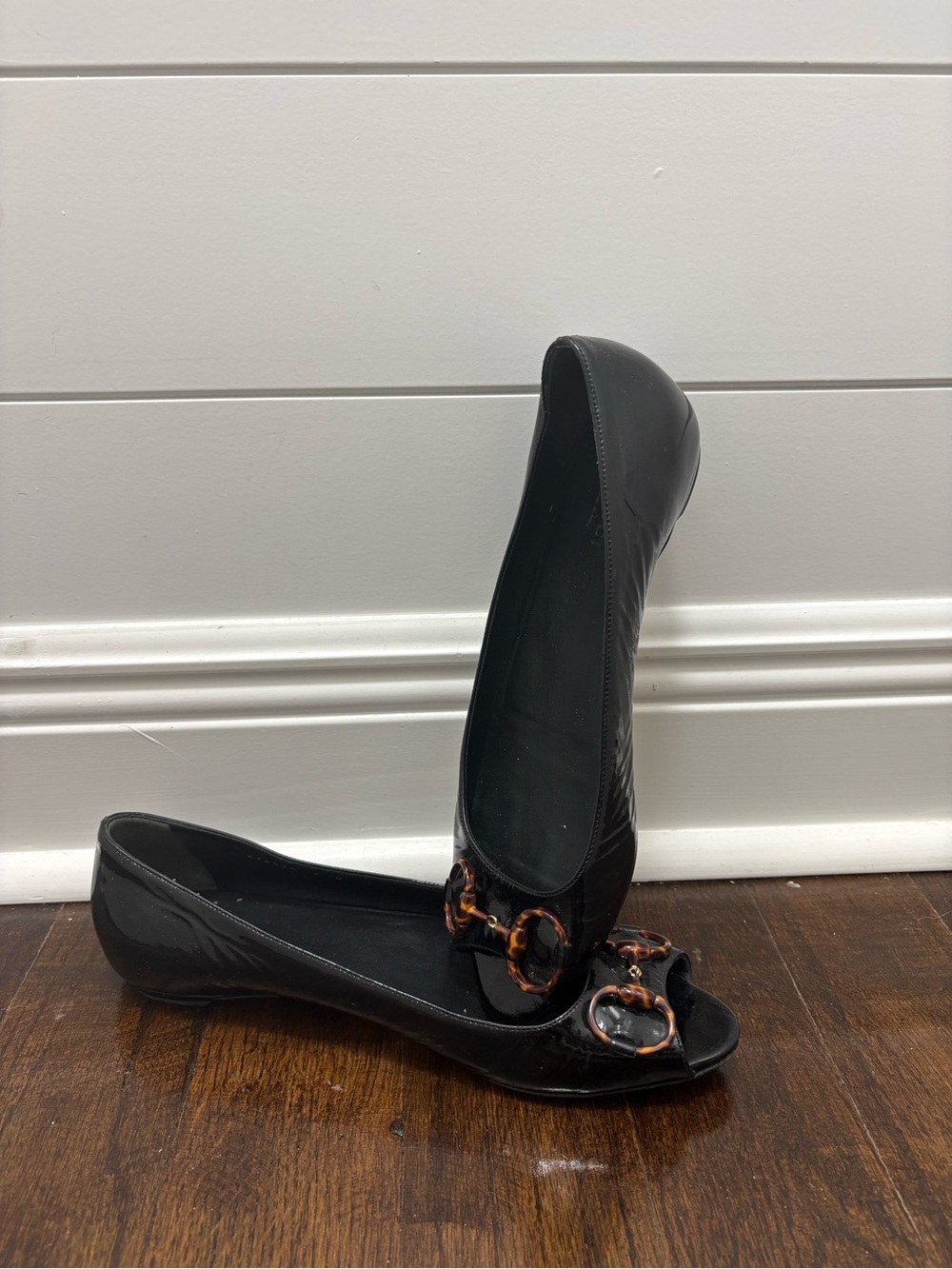 Gucci Black Women’s Peep-Toe Flats with Tortoiseshell Accent, size 9